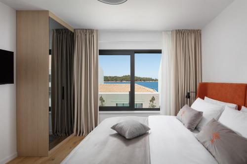 ツァヴタットにあるHotel Vallumの大きな窓のあるベッドのある寝室