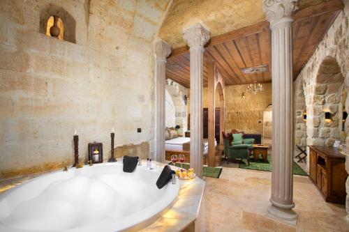 ウルギュップにあるDionysos Cave Cappadocia Hotelの柱のある部屋(大型バスタブ付)