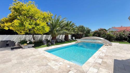 Superbe villa avec piscine chauffée à proximité de la plage
