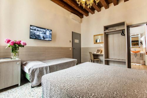 Letto o letti in una camera di Foresteria Levi