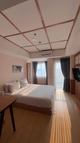 a bedroom with a large bed in a room at Nemuru Hotel Ciputat in Pondokcabe Hilir