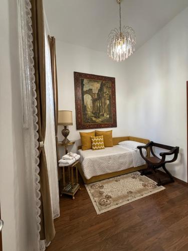 Un dormitorio con una cama y un cuadro en la pared. en Colosseo Room, en Roma