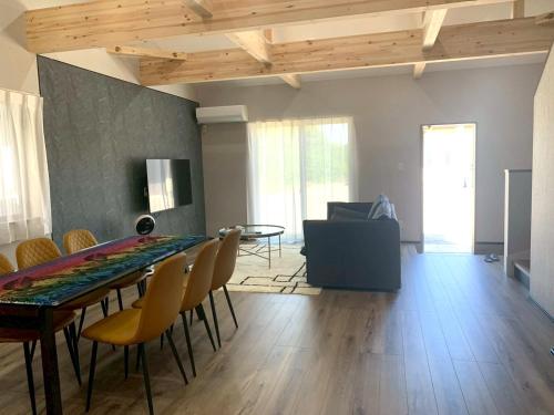 - un salon avec une table à manger et des chaises dans l'établissement 1棟貸新築ロフトハウスK2 安濃津 Suzuka ise, à Tsu
