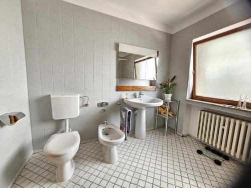a bathroom with a toilet and a sink at Ferienwohnung Stadtmitte in Braunfels