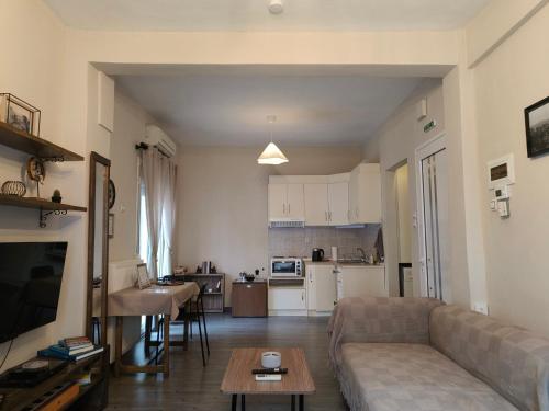 una sala de estar con un sofá y una mesa en HomeLikeNone, en Kastoria