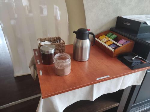 Utensilios para hacer té y café en Hôtel La Rivière