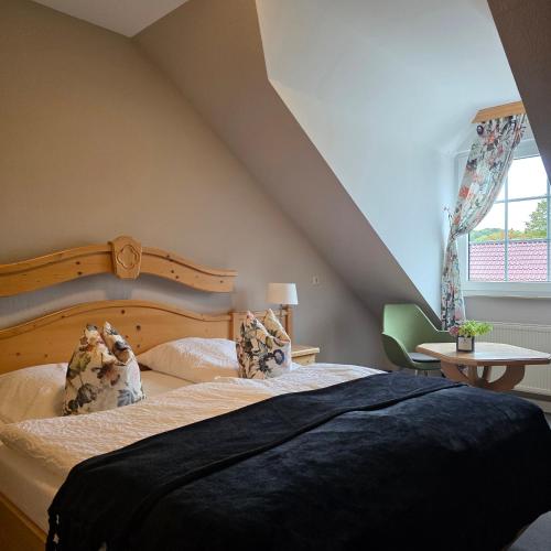a bedroom with a large bed in a attic at Hildebrandts Landhotel in Klettbach
