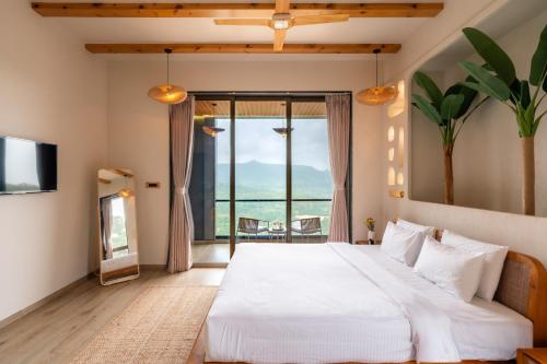 Voodi või voodid majutusasutuse Green Atlas Villa with Infinity Pool Turf Theatre Jacuzzi - Official - GreenAtlasVilla-com toas