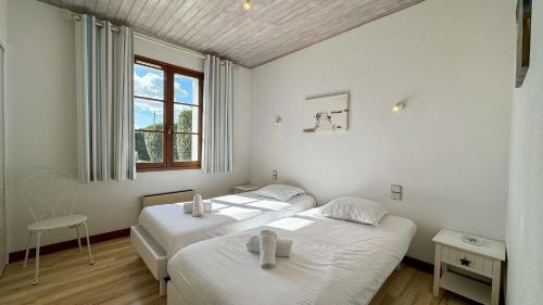 Ένα ή περισσότερα κρεβάτια σε δωμάτιο στο Superbe villa de plain pied avec jardin clos et piscine