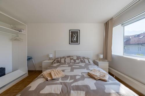 Ένα ή περισσότερα κρεβάτια σε δωμάτιο στο Bright Apartment in Thun, 50m to Lake Free Parking