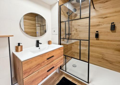 a bathroom with a sink and a shower at Le Sunny Side - Appartement pour 4 personnes Disneyland in Montévrain