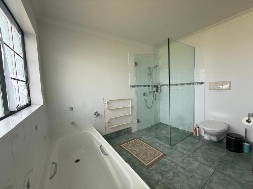 Ένα μπάνιο στο Whitford Serenity Villa