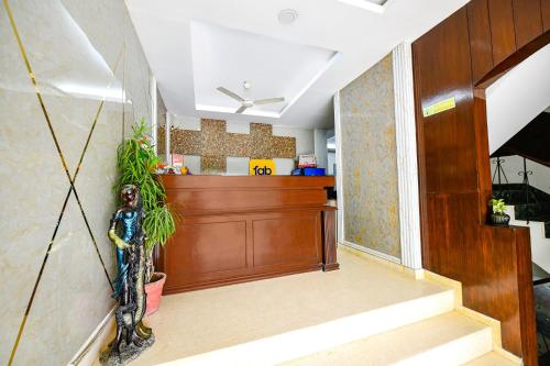 Una escalera en una casa con puerta de madera en FabHotel Mosca, en Gurgaon