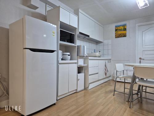 Η κουζίνα ή μικρή κουζίνα στο Stay179 Guesthouse - Female only