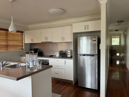 Imagen de la galería de Room in a Lovely House, en Deagon