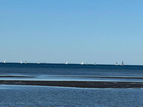 Imagen de la galería de Room in a Lovely House, en Deagon