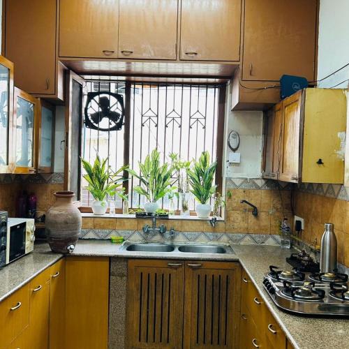 Η κουζίνα ή μικρή κουζίνα στο Dr Balis Bliss Homestay