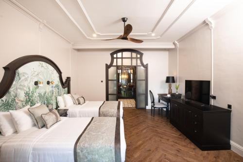 una camera con due letti, un comò e uno specchio di Perana Wellness Resort Chiang Mai a Ban Thung Pong