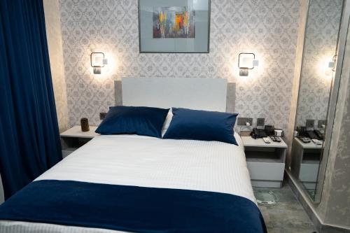 Cama o camas de una habitación en Prime Suites Hotel