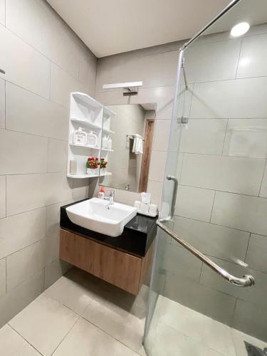 a bathroom with a sink and a shower at Chung cư Midori Park The Glory ưu đãi giá theo tuần , tháng in Thu Dau Mot