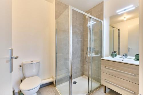 a bathroom with a shower and a toilet and a sink at Apartment 10 minutes from Paris well connected-Metro 4 in Bagneux