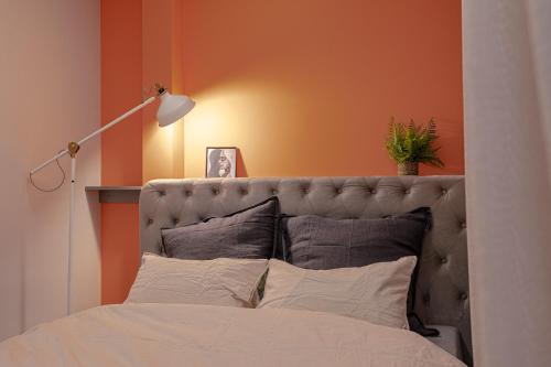 En eller flere senge i et værelse på Colorful Apartments O