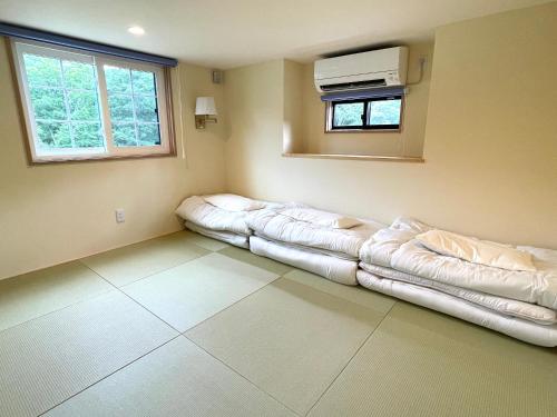 Ένα ή περισσότερα κρεβάτια σε δωμάτιο στο まだらおの湯