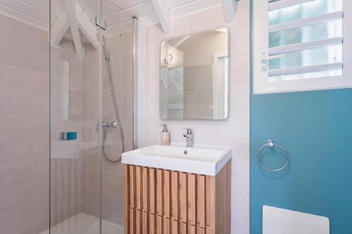 Un baño con lavabo y ducha en Kaz Bel Horizon, vue mer panoramique et piscine privée au Gosier, en Le Gosier
