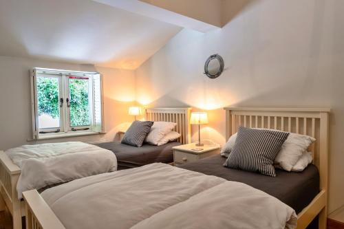 ein Schlafzimmer mit zwei Betten und einem Fenster in der Unterkunft Finest Retreats - River Cottage in Lynmouth
