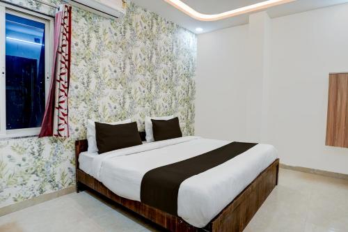 Ένα ή περισσότερα κρεβάτια σε δωμάτιο στο Collection O Sector 14 Udaipur Formerly Hotel JK Inn