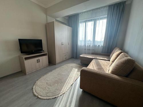 Televisyen dan/atau pusat hiburan di Apartment оn Makatayeva 5 b