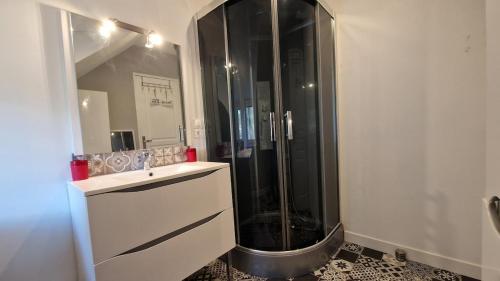 a bathroom with a glass shower and a sink at Maison au coeur des Châteaux de la Loire in Seuilly