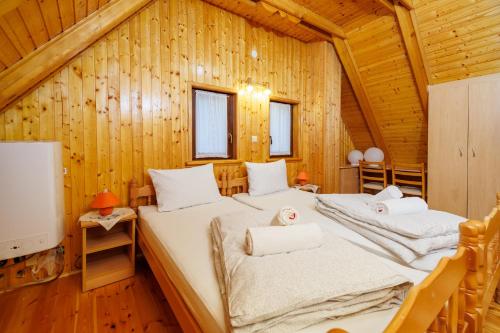 een slaapkamer met twee bedden in een blokhut bij Casa Nature Bogo in (( Pleteno ))