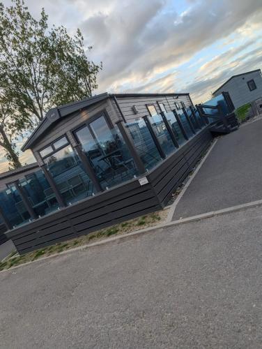 ein Haus am Straßenrand in der Unterkunft Elegant caravan home in Hampshire, United Kingdom 6 guests 2 bedroom 3 beds 1 sofa bed 2bathrooms in Hayling Island