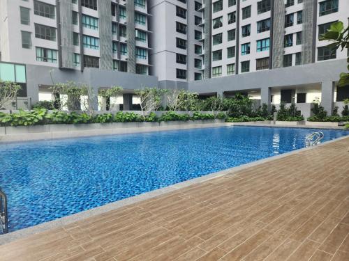 een zwembad voor een gebouw bij Meta Residence MetaCity Equine Park, Bandar Putra Permai, Seri Kembangan by Nestaway in Seri Kembangan