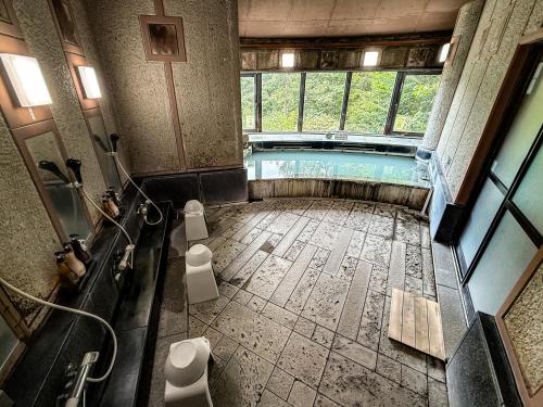 baño con piscina y 2 aseos en LiVEMAX Resort Nasu Kogen, en Nasu