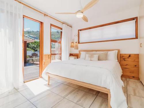 GlentanaにあるSun and Sea Glentanaの大きなベッドと窓のある白い寝室