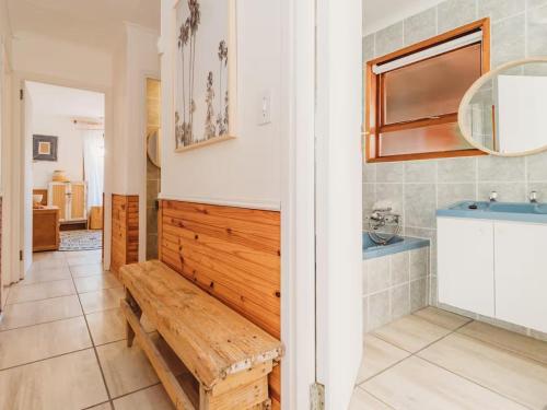 GlentanaにあるSun and Sea Glentanaのバスルーム(木製ベンチ、シンク付)