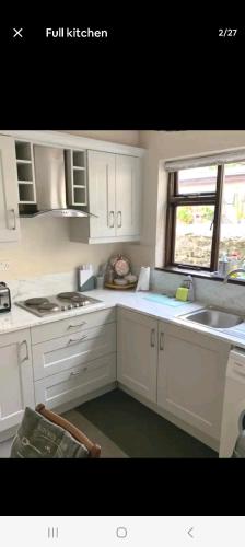 Η κουζίνα ή μικρή κουζίνα στο Townhouse Wexford