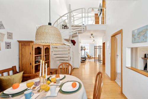 une salle à manger et un salon avec une table et des chaises dans l'établissement "Gelbe Koffer Vintage Maisonette" in Neunkirchen - 2 SZ - Self-Check-in - Parkplatz - Balkon - Badewanne - WLAN 250 Mbit - bis 4 Pers - zentrumsnah, à Neunkirchen