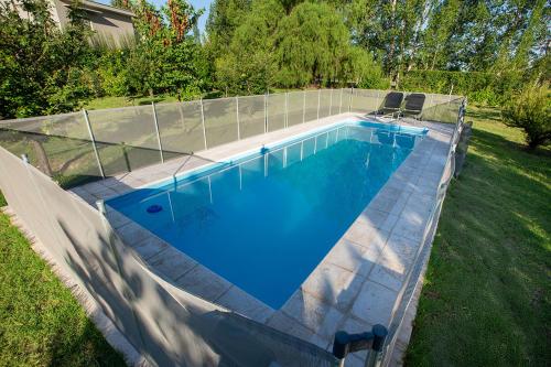eine Draufsicht auf einen Swimmingpool in einem Hof in der Unterkunft Posada Maral, San Rafael in San Rafael