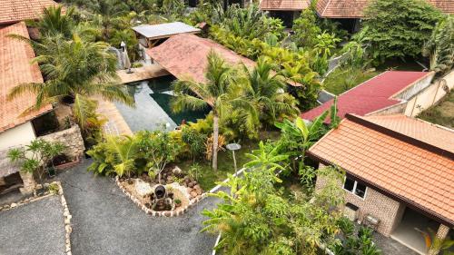 een luchtfoto van een resort met zwembad en palmbomen bij Villa Sultan in Kampot