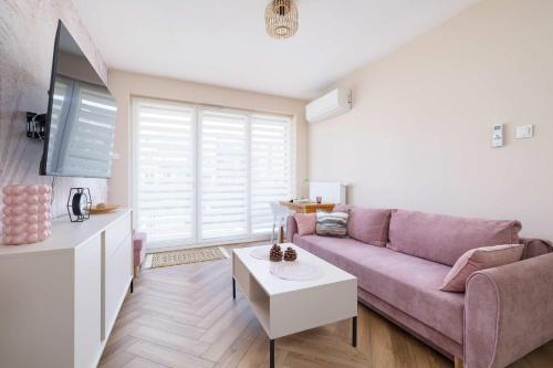 Modern Apartment with Air Conditioning & Workspace in Gliwice by Noclegi Renters