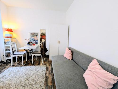 un salon avec un canapé et une table dans l'établissement Appart calme et confortable Père Lachaise, à Paris