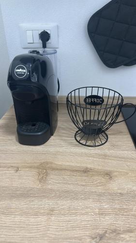 een broodrooster op een houten tafel bij Damiano Apartment in Faenza