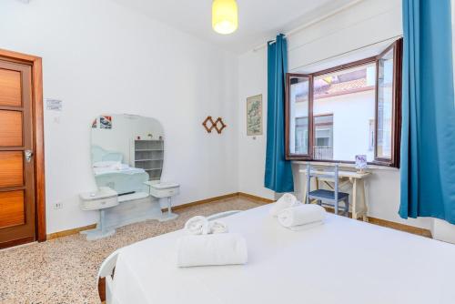 Ένα ή περισσότερα κρεβάτια σε δωμάτιο στο - Olbia City Center - Regina Margherita Apartment