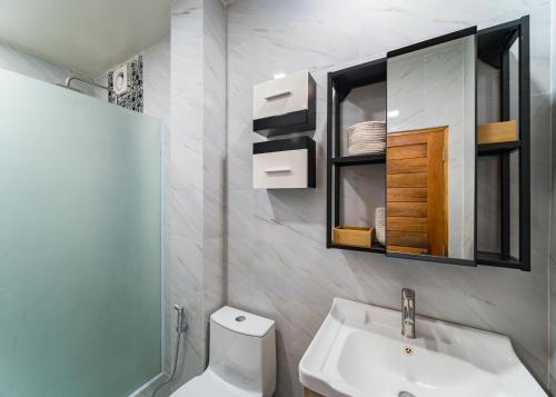 ein Badezimmer mit Waschbecken, Toilette und Spiegel in der Unterkunft Panoramic Sea View Chaweng Hill Modern Apartment in Ban Ko Khwan