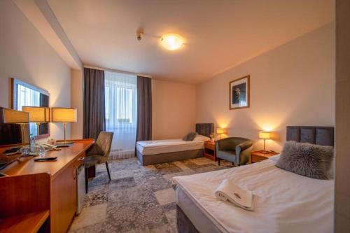 Postel nebo postele na pokoji v ubytování NOVA Centrum Hotel