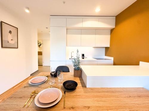 eine Küche mit einem Tisch mit Tellern darauf in der Unterkunft Ruheoase mit Parkblick - 15 Min Zentrum - Therme & Gym in Wien