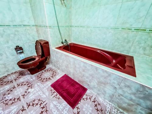 a bathroom with a red tub and a toilet at Yamadaya Apartment in Phra Nakhon Si Ayutthaya